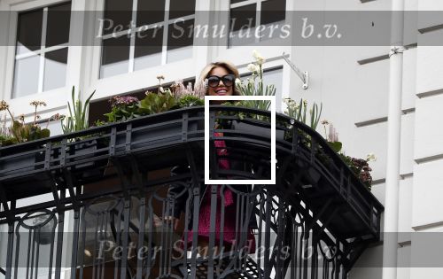 Hamburg 13 april 2018
Sylvie Meis viert haar 40e verjaardag oa met haar vader en moeder en haar broer Daniel. Ze gingen smiddags lunchen in Restaurant Daniel en s avonds was het feest in hotel Radisson Blue in Hamburg. Sylvie Meis op balkon van haar bedrijf