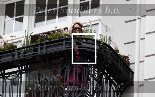 Hamburg 13 april 2018
Sylvie Meis viert haar 40e verjaardag oa met haar vader en moeder en haar broer Daniel. Ze gingen smiddags lunchen in Restaurant Daniel en s avonds was het feest in hotel Radisson Blue in Hamburg. Sylvie Meis op balkon van haar bedrijf