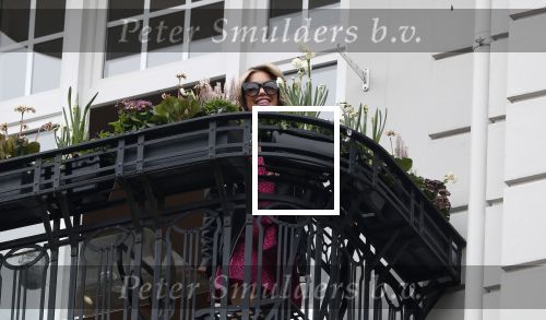 Hamburg 13 april 2018
Sylvie Meis viert haar 40e verjaardag oa met haar vader en moeder en haar broer Daniel. Ze gingen smiddags lunchen in Restaurant Daniel en s avonds was het feest in hotel Radisson Blue in Hamburg. Sylvie Meis op balkon van haar bedrijf