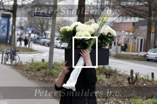 Hamburg 13 april 2018
Sylvie Meis viert haar 40e verjaardag oa met haar vader en moeder en haar broer Daniel. Ze gingen smiddags lunchen in Restaurant Daniel en s avonds was het feest in hotel Radisson Blue in Hamburg Bloemen.