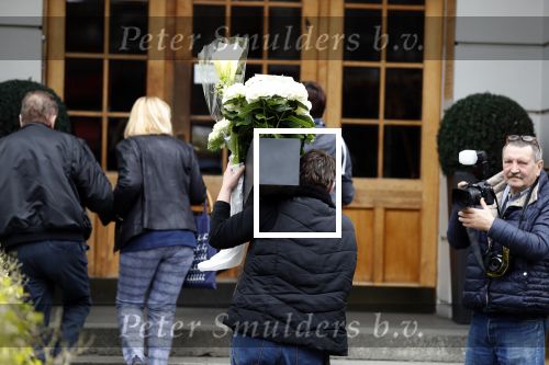 Hamburg 13 april 2018
Sylvie Meis viert haar 40e verjaardag oa met haar vader en moeder en haar broer Daniel. Ze gingen smiddags lunchen in Restaurant Daniel en s avonds was het feest in hotel Radisson Blue in Hamburg Bloemen.