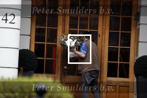 Hamburg 13 april 2018
Sylvie Meis viert haar 40e verjaardag oa met haar vader en moeder en haar broer Daniel. Ze gingen smiddags lunchen in Restaurant Daniel en s avonds was het feest in hotel Radisson Blue in Hamburg Bloemen.