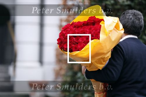Hamburg 13 april 2018
Sylvie Meis viert haar 40e verjaardag oa met haar vader en moeder en haar broer Daniel. Ze gingen smiddags lunchen in Restaurant Daniel en s avonds was het feest in hotel Radisson Blue in Hamburg Bloemen.