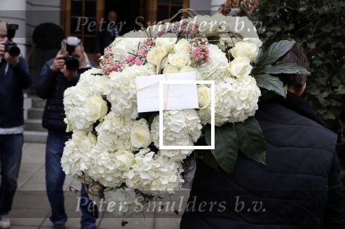 Hamburg 13 april 2018
Sylvie Meis viert haar 40e verjaardag oa met haar vader en moeder en haar broer Daniel. Ze gingen smiddags lunchen in Restaurant Daniel en s avonds was het feest in hotel Radisson Blue in Hamburg Bloemen.