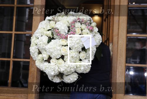 Hamburg 13 april 2018
Sylvie Meis viert haar 40e verjaardag oa met haar vader en moeder en haar broer Daniel. Ze gingen smiddags lunchen in Restaurant Daniel en s avonds was het feest in hotel Radisson Blue in Hamburg Bloemen.