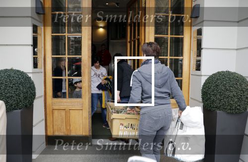 Hamburg 13 april 2018
Sylvie Meis viert haar 40e verjaardag oa met haar vader en moeder en haar broer Daniel. Ze gingen smiddags lunchen in Restaurant Daniel en s avonds was het feest in hotel Radisson Blue in Hamburg Bloemen.