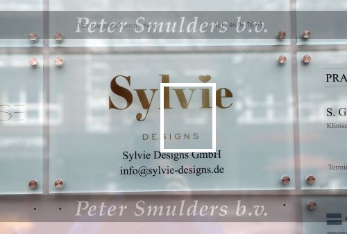 Hamburg 13 april 2018
Sylvie Meis viert haar 40e verjaardag oa met haar vader en moeder en haar broer Daniel. Ze gingen smiddags lunchen in Restaurant Daniel en s avonds was het feest in hotel Radisson Blue in Hamburg. Sylvie haar bedrijf zit in het zelfde appartementen complex als waar ze ook woont