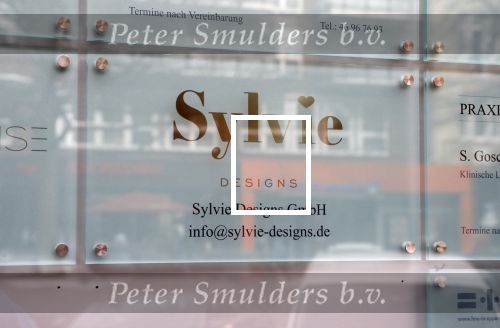 Hamburg 13 april 2018
Sylvie Meis viert haar 40e verjaardag oa met haar vader en moeder en haar broer Daniel. Ze gingen smiddags lunchen in Restaurant Daniel en s avonds was het feest in hotel Radisson Blue in Hamburg. Sylvie haar bedrijf zit in het zelfde appartementen complex als waar ze ook woont