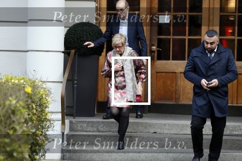 Hamburg 13 april 2018
Sylvie Meis viert haar 40e verjaardag oa met haar vader en moeder en haar broer Daniel. Ze gingen smiddags lunchen in Restaurant Daniel en s avonds was het feest in hotel Radisson Blue in Hamburg.