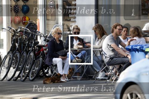 Amsterdam 8 mei 2018 
Tatjana Simic met haar moeder en een vriendin op terras.