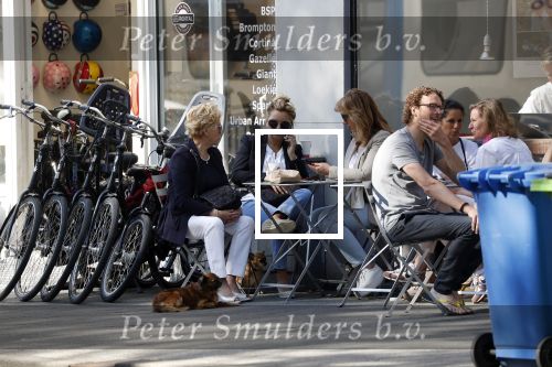 Amsterdam 8 mei 2018 
Tatjana Simic met haar moeder en een vriendin op terras.