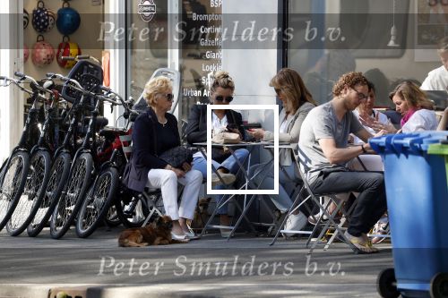 Amsterdam 8 mei 2018 
Tatjana Simic met haar moeder en een vriendin op terras.