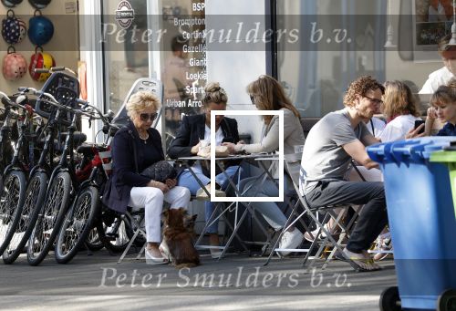 Amsterdam 8 mei 2018 
Tatjana Simic met haar moeder en een vriendin op terras.