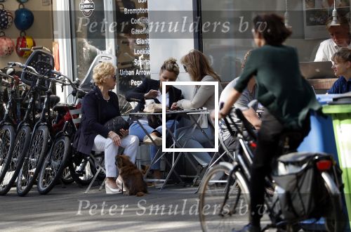 Amsterdam 8 mei 2018 
Tatjana Simic met haar moeder en een vriendin op terras.