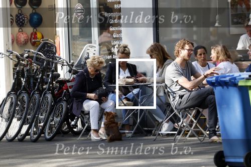 Amsterdam 8 mei 2018 
Tatjana Simic met haar moeder en een vriendin op terras.