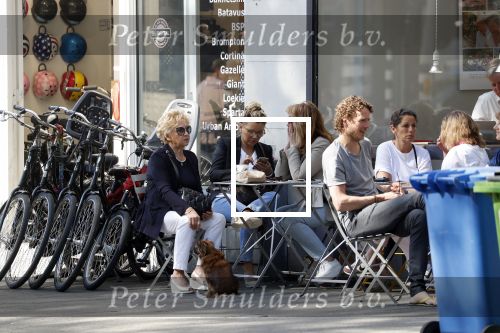 Amsterdam 8 mei 2018 
Tatjana Simic met haar moeder en een vriendin op terras.
