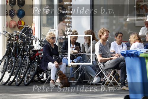 Amsterdam 8 mei 2018 
Tatjana Simic met haar moeder en een vriendin op terras.