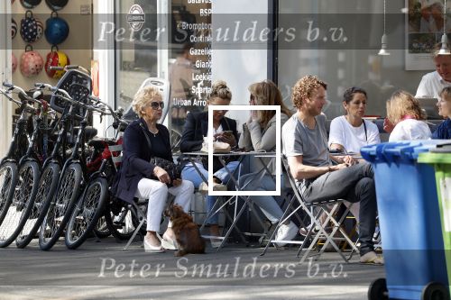 Amsterdam 8 mei 2018 
Tatjana Simic met haar moeder en een vriendin op terras.