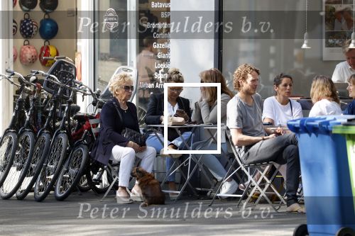 Amsterdam 8 mei 2018 
Tatjana Simic met haar moeder en een vriendin op terras.