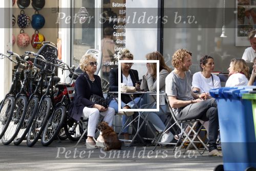 Amsterdam 8 mei 2018 
Tatjana Simic met haar moeder en een vriendin op terras.