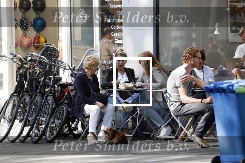 Amsterdam 8 mei 2018 
Tatjana Simic met haar moeder en een vriendin op terras.