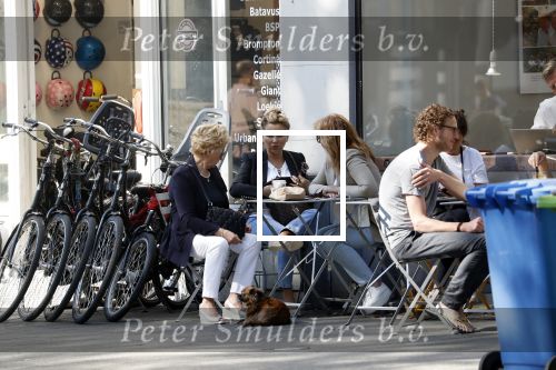 Amsterdam 8 mei 2018 
Tatjana Simic met haar moeder en een vriendin op terras.