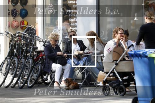 Amsterdam 8 mei 2018 
Tatjana Simic met haar moeder en een vriendin op terras.