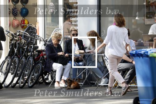 Amsterdam 8 mei 2018 
Tatjana Simic met haar moeder en een vriendin op terras.