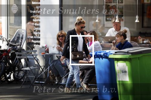 Amsterdam 8 mei 2018 
Tatjana Simic met haar moeder en een vriendin op terras.