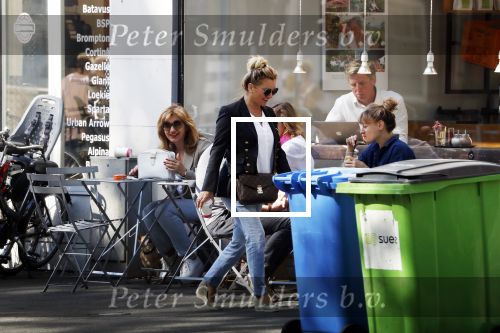 Amsterdam 8 mei 2018 
Tatjana Simic met haar moeder en een vriendin op terras.