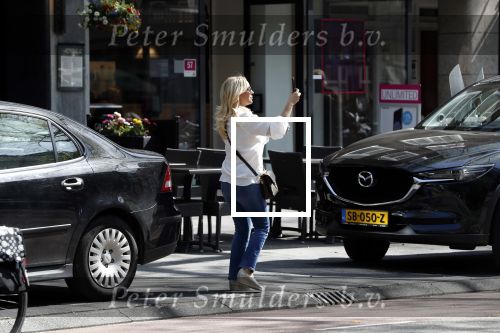 Amsterdam 19 april 2018
Tatjana met haar mobiel op de beethovenstraat