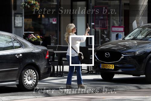 Amsterdam 19 april 2018
Tatjana met haar mobiel op de beethovenstraat