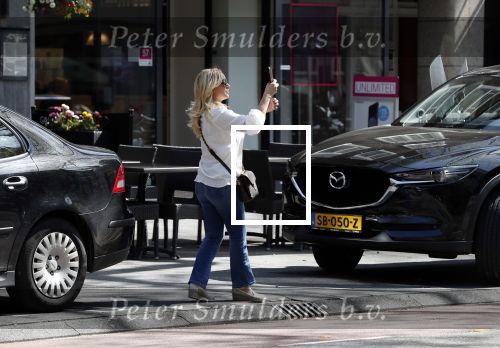 Amsterdam 19 april 2018
Tatjana met haar mobiel op de beethovenstraat