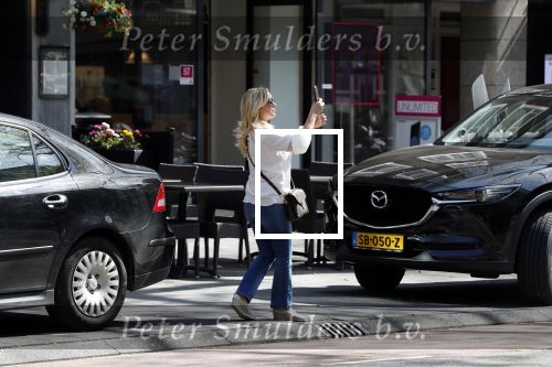 Amsterdam 19 april 2018
Tatjana met haar mobiel op de beethovenstraat