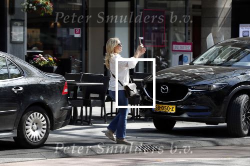 Amsterdam 19 april 2018
Tatjana met haar mobiel op de beethovenstraat