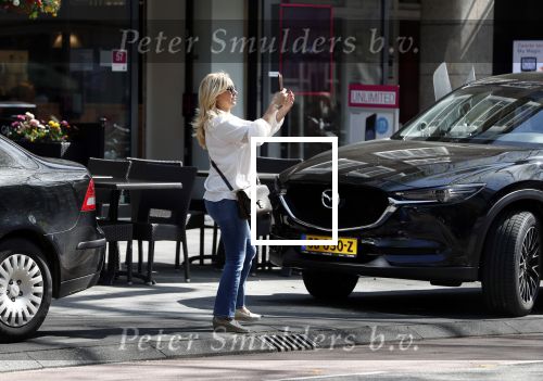 Amsterdam 19 april 2018
Tatjana met haar mobiel op de beethovenstraat