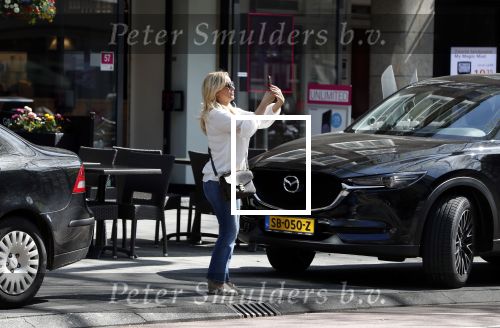 Amsterdam 19 april 2018
Tatjana met haar mobiel op de beethovenstraat