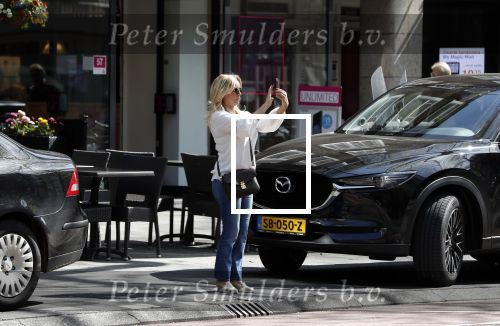 Amsterdam 19 april 2018
Tatjana met haar mobiel op de beethovenstraat