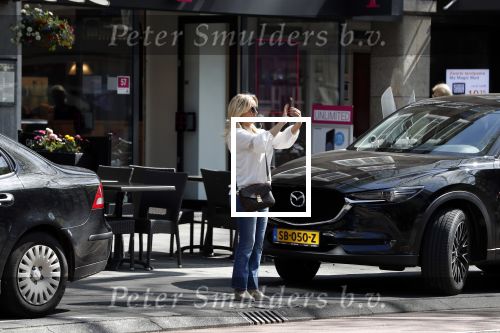 Amsterdam 19 april 2018
Tatjana met haar mobiel op de beethovenstraat