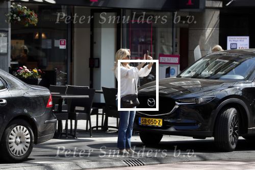 Amsterdam 19 april 2018
Tatjana met haar mobiel op de beethovenstraat