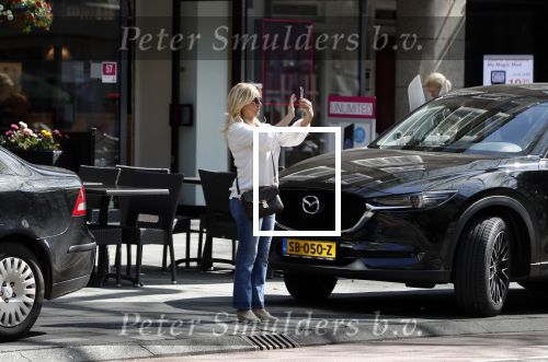 Amsterdam 19 april 2018
Tatjana met haar mobiel op de beethovenstraat