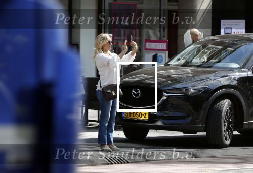 Amsterdam 19 april 2018
Tatjana met haar mobiel op de beethovenstraat