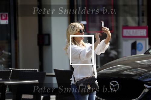 Amsterdam 19 april 2018
Tatjana met haar mobiel op de beethovenstraat