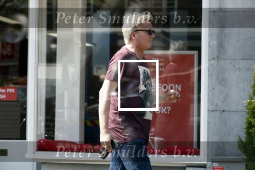 Amsterdam 21 april 2018
Tom Egbers met apart tshirt op straat