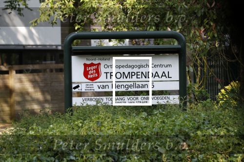 Hilversum 9 mei 2018
Emile Ratelband mag hier onder begeleiding zijn kinderen zien . Zijn ex Moon brengt de kinderen.
Trompendaal Hilversum