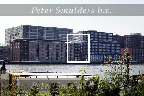 Amsterdam 9 mei 2018 
Yolanthe Sneijder Cabau en Wesley Sneijder en Xelly Cabau v Kasbergen hebben appartement 
in linker gebouw aan het IJ in Amsterdam. Yolanthe haar zus Xelly woont in gebouw ernaast.