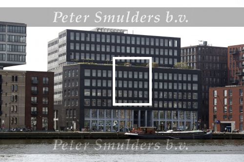 Amsterdam 9 mei 2018 
Yolanthe Sneijder Cabau en Wesley Sneijder en Xelly Cabau v Kasbergen hebben appartement 
in dit gebouw aan het IJ in Amsterdam.