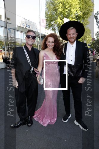 Hilversum 20 mei 2019
Coiffure awards in studio 21. Bastiaan v Schaik kwam met zijn vriendin en actrice â€¦