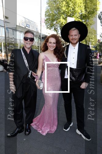Hilversum 20 mei 2019
Coiffure awards in studio 21. Bastiaan v Schaik kwam met zijn vriendin en actrice â€¦