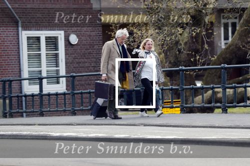 Amsterdam 18 april 2019
Boudewijn Poelman met zijn vrouw wandelend op straat  in Amsterdam zuid .